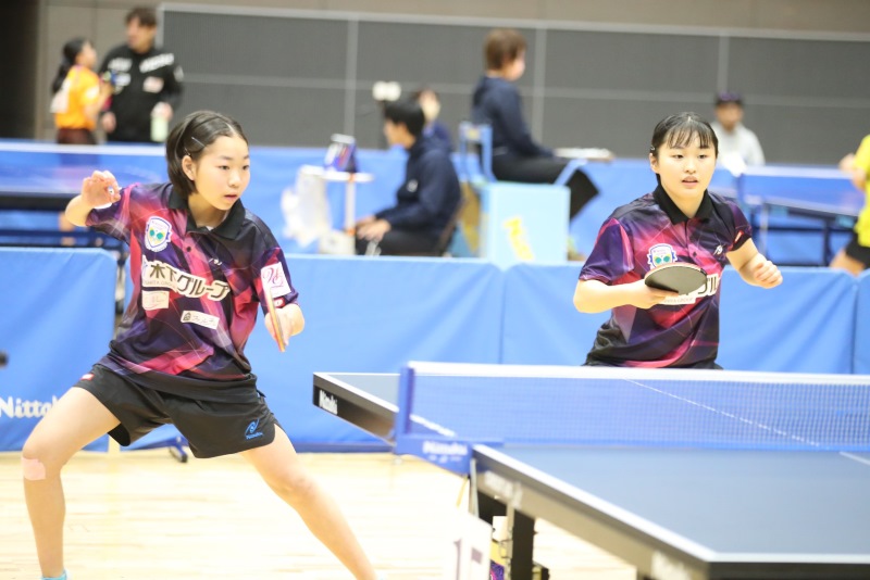 相手からのボールを待ち構える藤本・髙橋選手