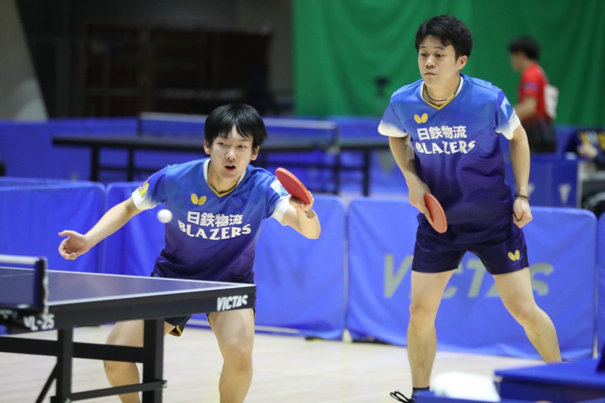 ダブルスの試合でプレイする松下・藤村ペア