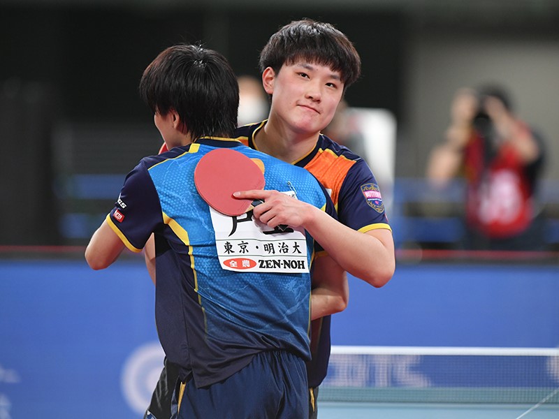 試合後の戸上選手と張本選手の様子