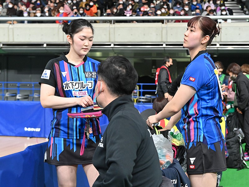 休憩中の佐藤瞳／橋本帆乃香選手の様子