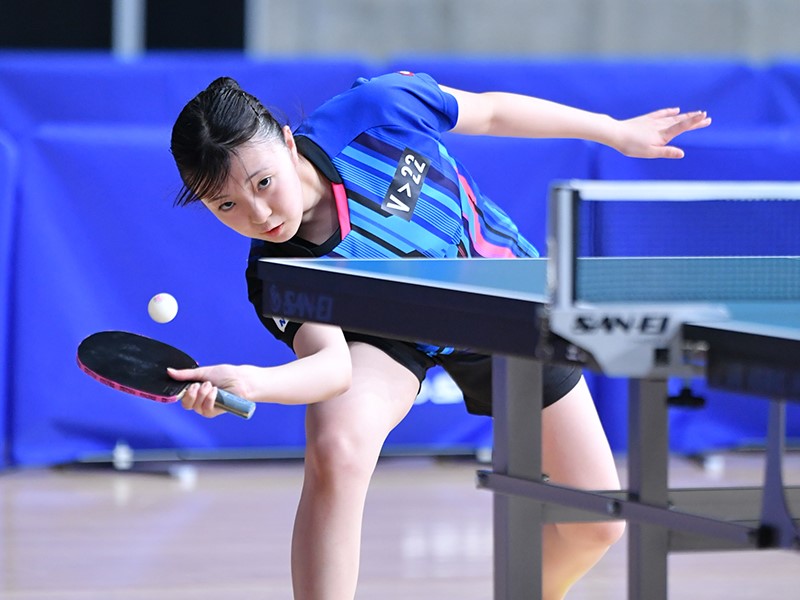 相手のボールを打ち返す小塩選手