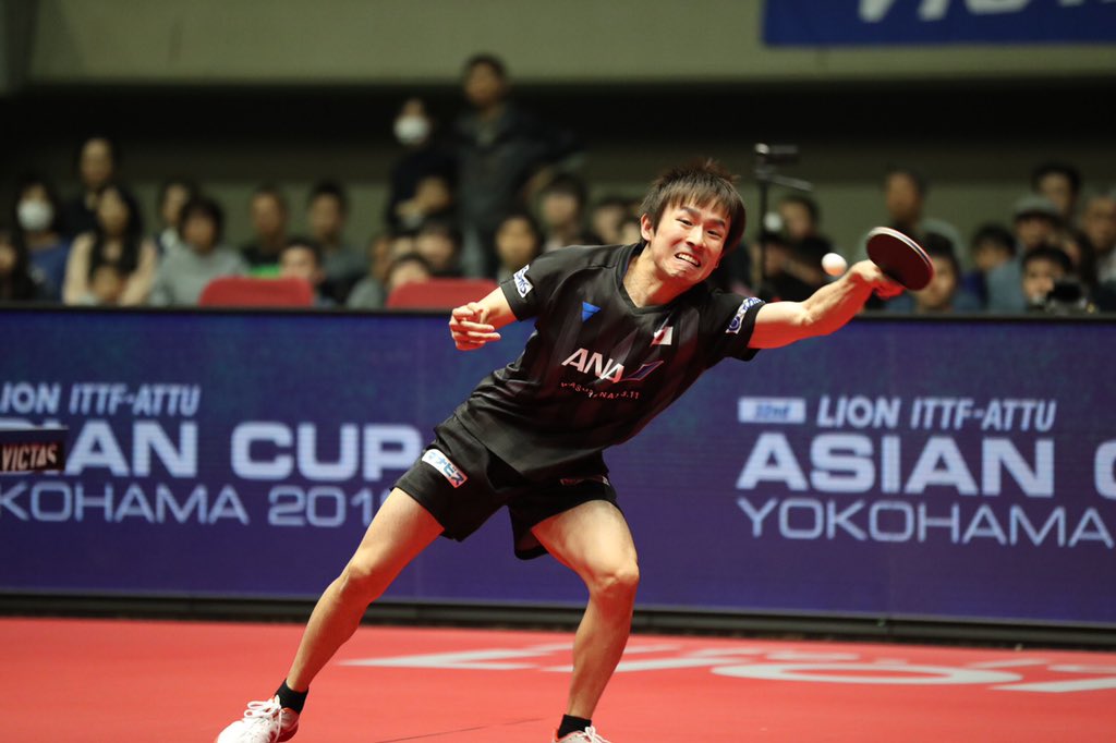 試合をしている丹羽孝希選手