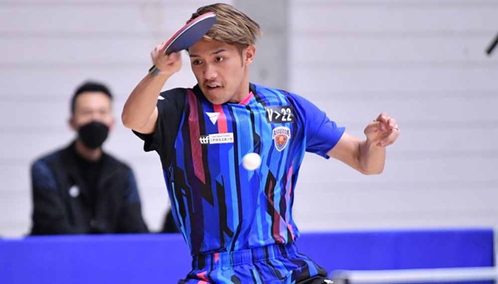 試合をする男子選手