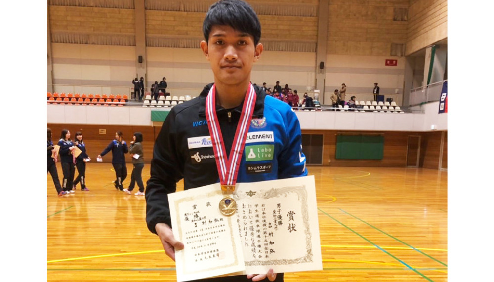 賞状を持つ吉村和弘選手