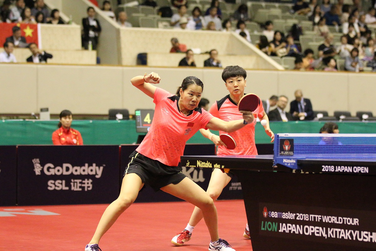 試合をしているダブルス女子の顧玉テイ、木子選手（中国）