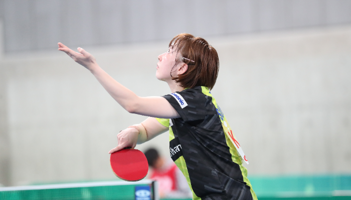 サーブを打つ女子選手