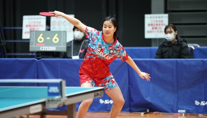 試合をする女子選手