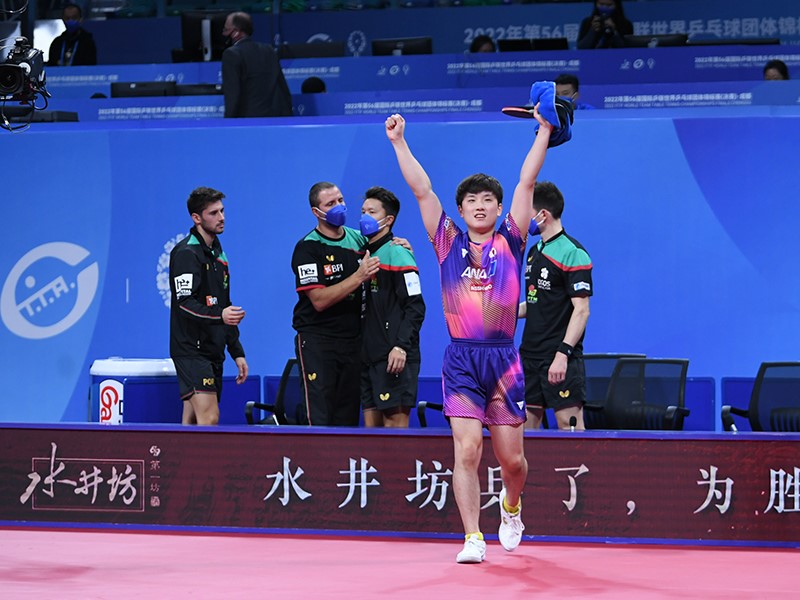 両手を上げる張本選手