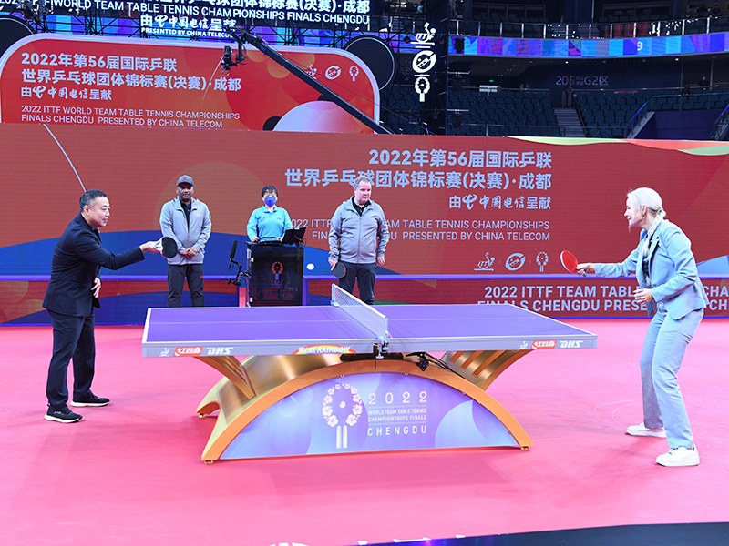 ペトラ・ゾーリングITTF会長（右）と中国卓球協会の劉国梁会長