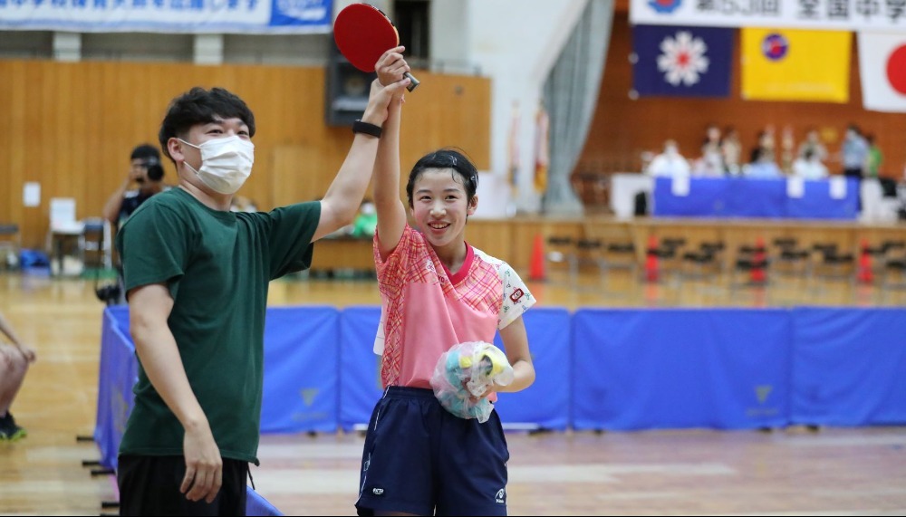 喜ぶ女子選手