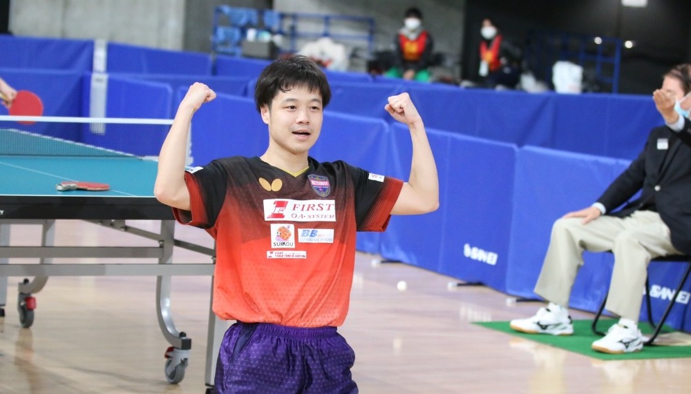 喜ぶ男子選手