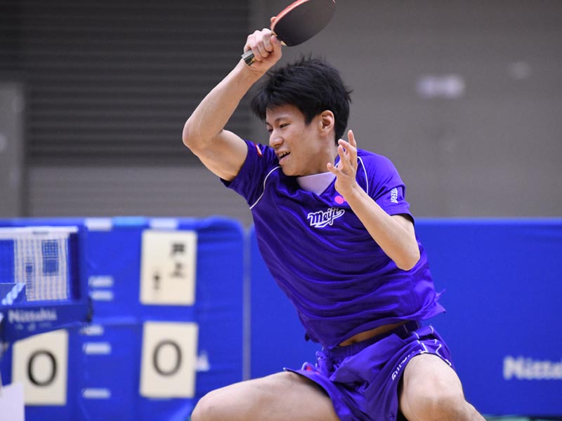 相手のボールを打ち返す男性選手