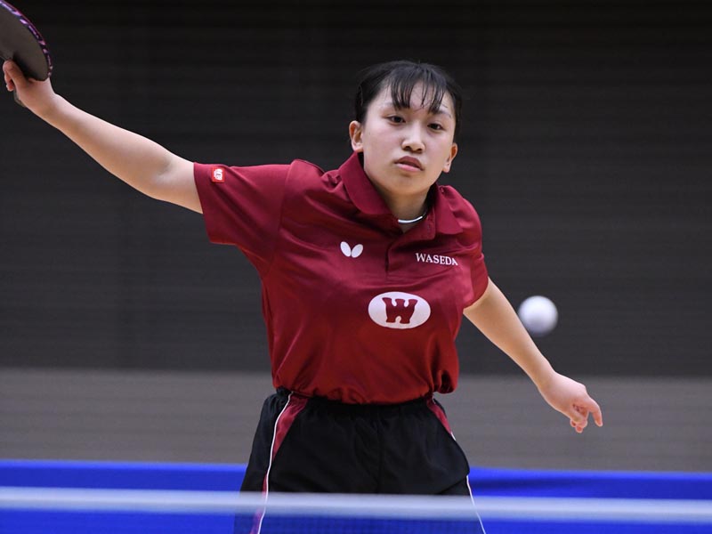 相手のボールを打ち返す女性選手