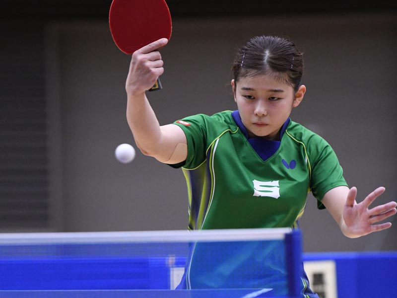 相手のボールを打ち返す女性選手02