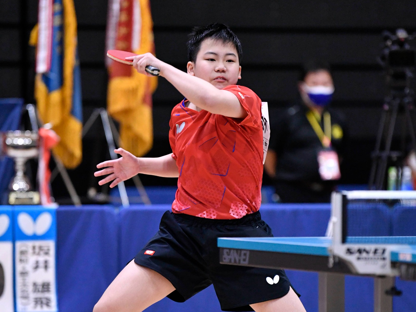 松島選手が相手のボールを打ち返す様子