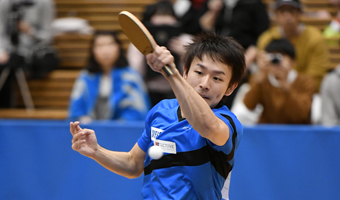 丹羽選手が試合をする様子