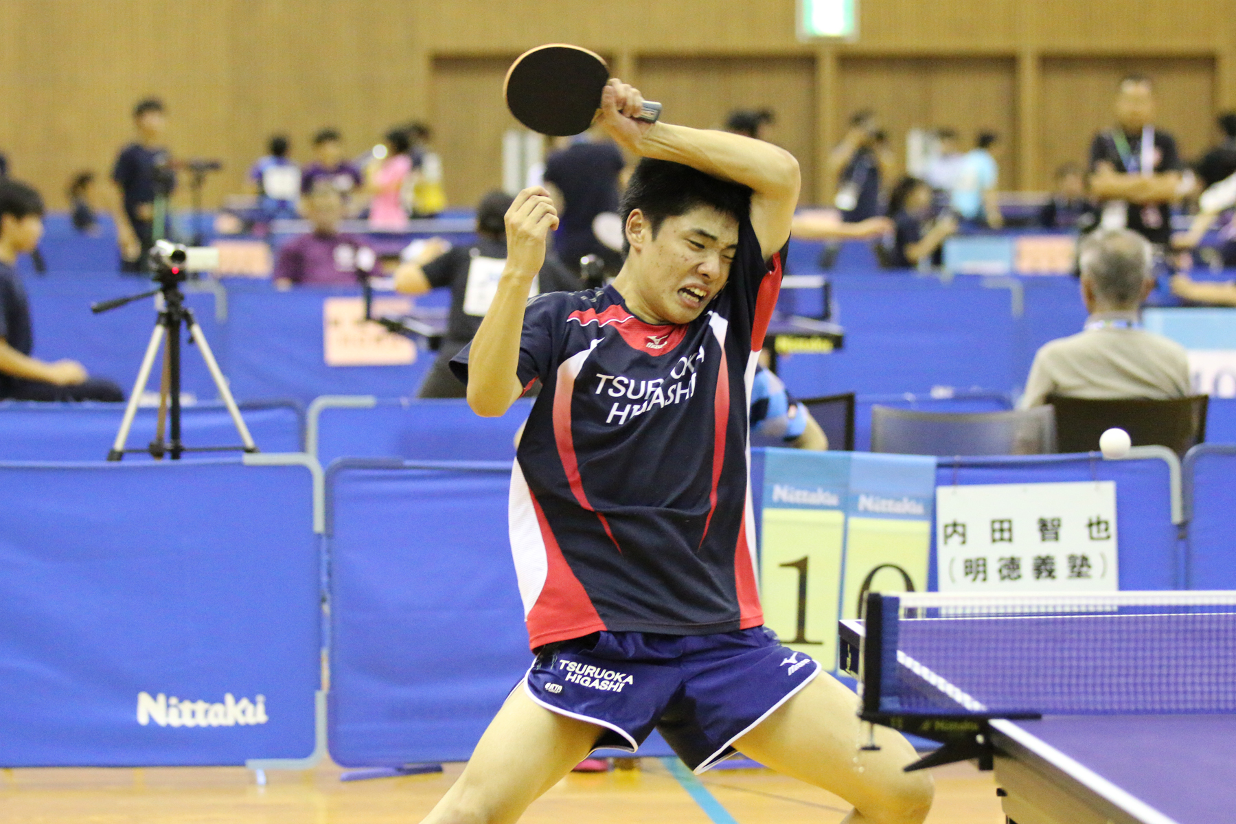 中橋選手が試合をする様子