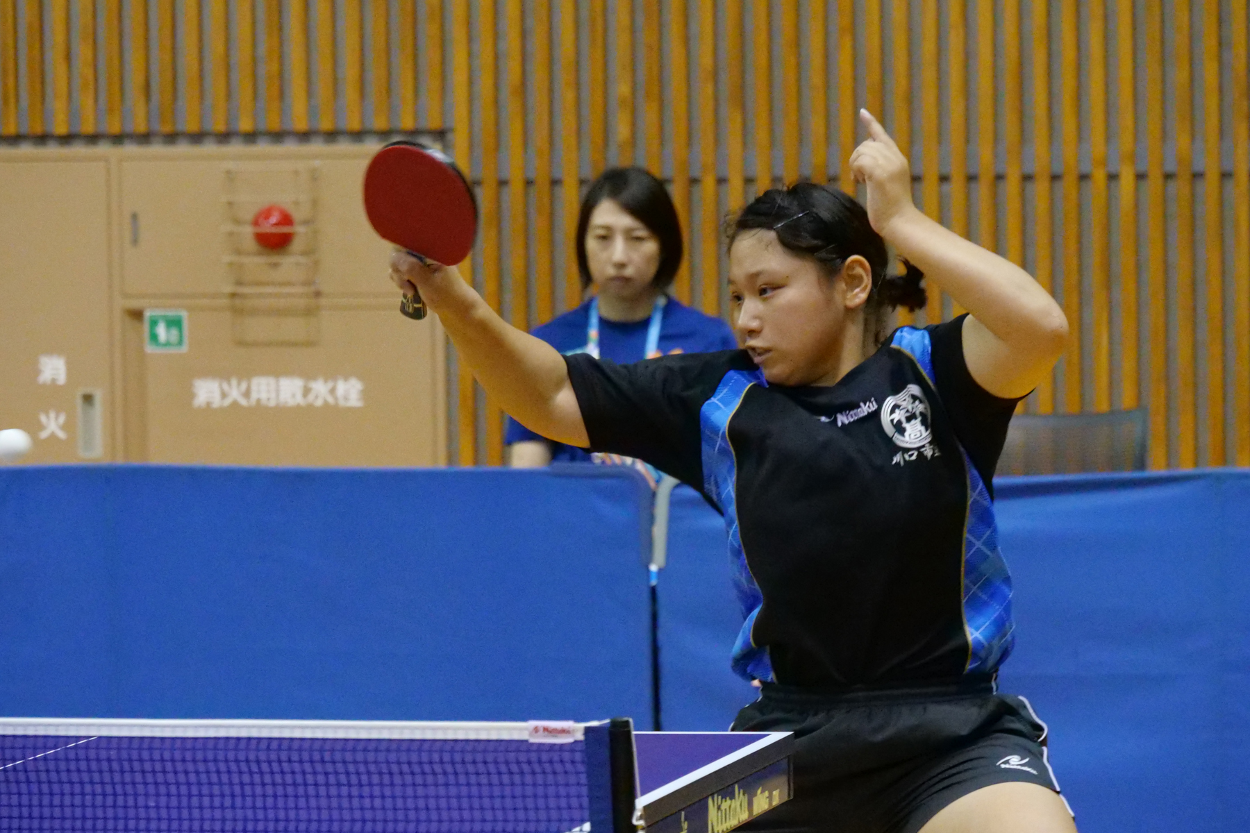 ラケットを上にあげる岡崎選手