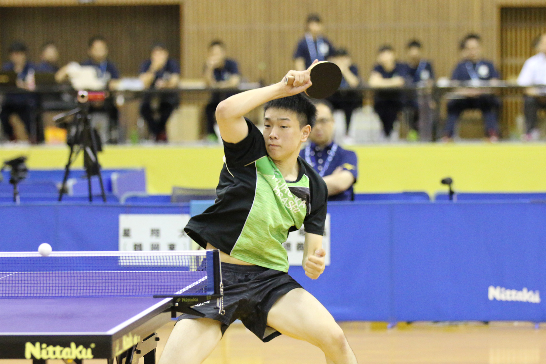 ラケット振る星選手