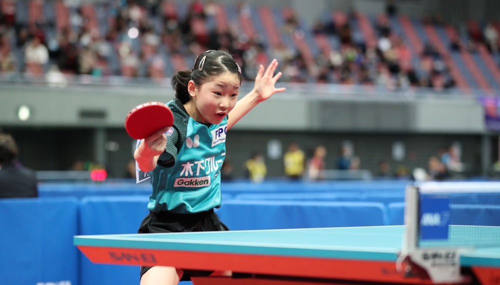 試合中のジュニアの女子選手