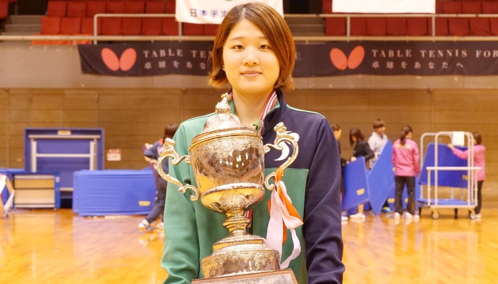 トロフィーを持つ女性選手