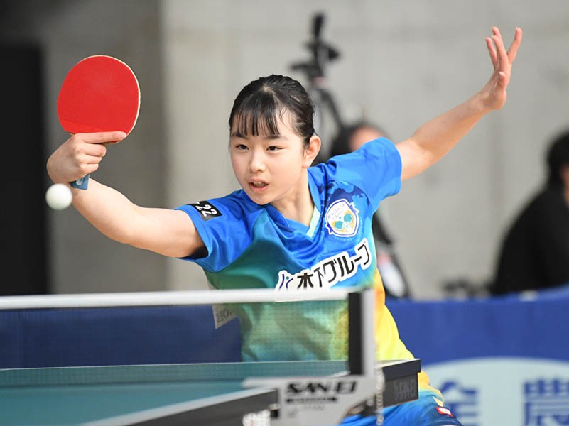 中学1年の飯田が高校生を相手に堂々たる戦い。すべてのゲームが2点差で決着する大接戦をガッツあふれるプレーで戦い抜き、見事に勝利した。