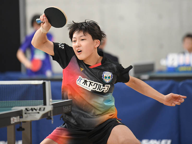 ゲームカウント1-2で第4ゲームも追い詰められながら、逆転勝ちで3回戦進出を果たした小林右京。メガネを卒業してイメージチェンジ！