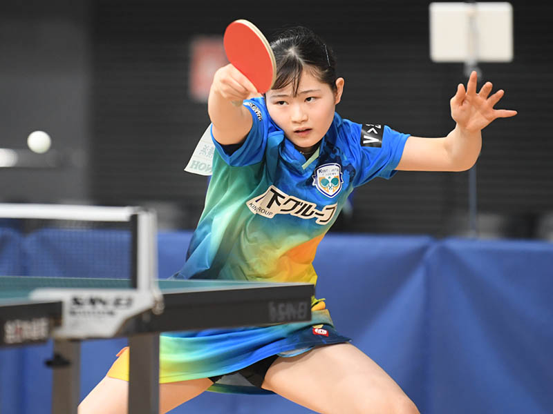 一般、ジュニアとも勝ち残っている牧野。高校生離れした落ち着きと安定したラリーは圧巻。今大会の台風の目となるか、今後も注目だ！